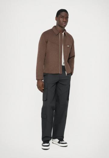 Брюки с накладными карманами