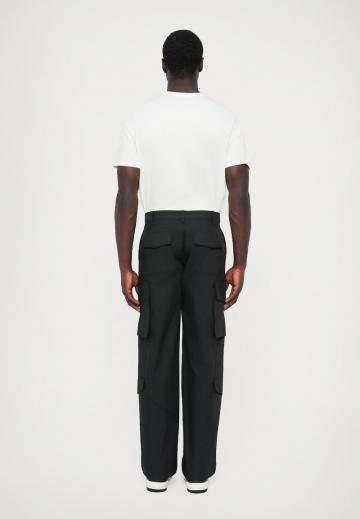 Брюки с накладными карманами