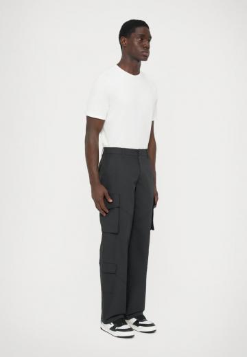 Брюки с накладными карманами