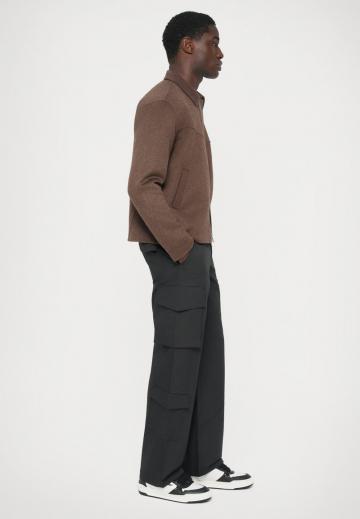 Брюки с накладными карманами