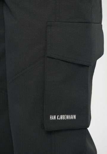 Брюки с накладными карманами