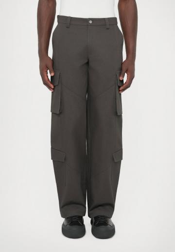 Брюки с накладными карманами
