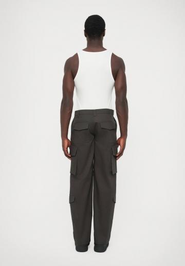 Брюки с накладными карманами