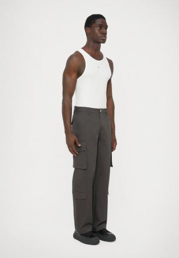 Брюки с накладными карманами