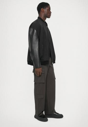 Брюки с накладными карманами