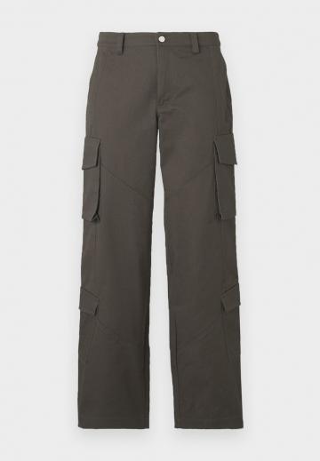 Брюки с накладными карманами