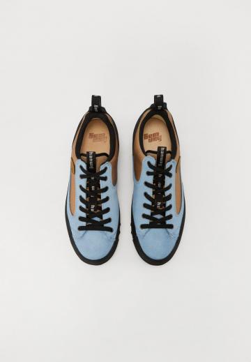 Походные кроссовки