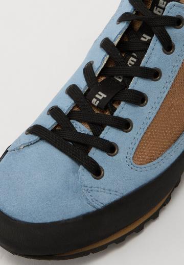 Походные кроссовки