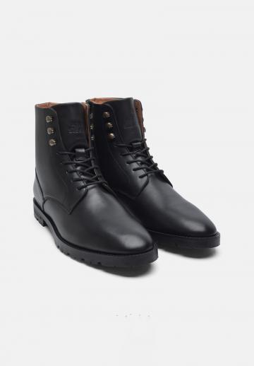 Ботинки на шнуровке