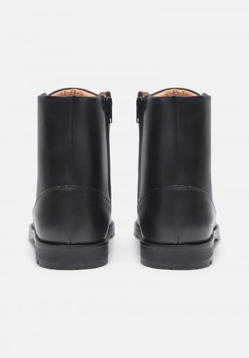 Ботинки на шнуровке