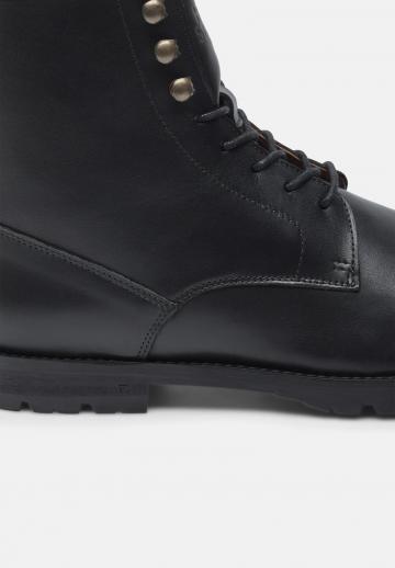 Ботинки на шнуровке