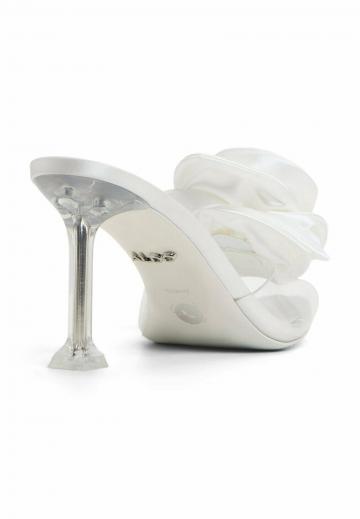 Босоножки на каблуке