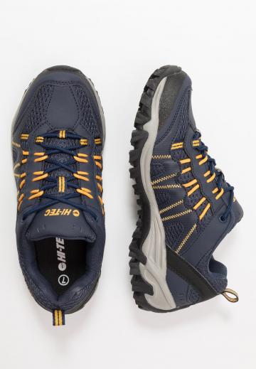 Походные кроссовки