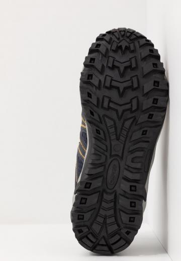 Походные кроссовки