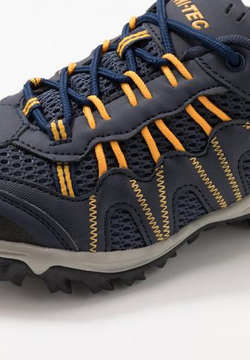 Походные кроссовки