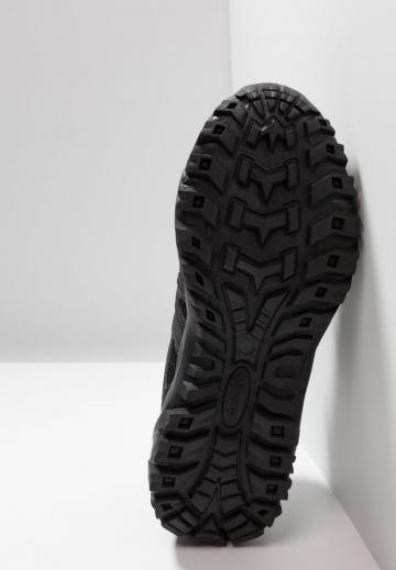 Походные кроссовки