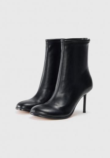 Высокие сапоги