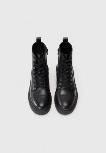 Ботинки на шнуровке