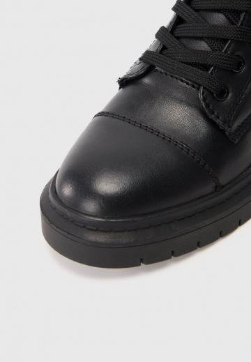 Ботинки на шнуровке