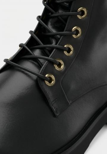 Ботинки на шнуровке