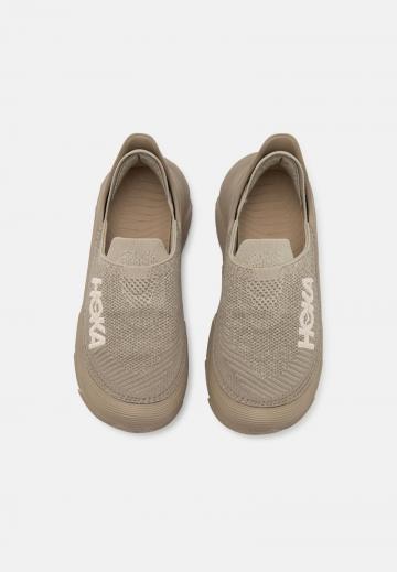 Походные кроссовки