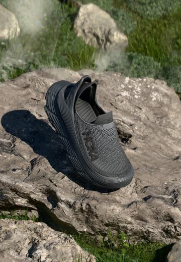 Походные кроссовки