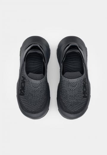 Походные кроссовки