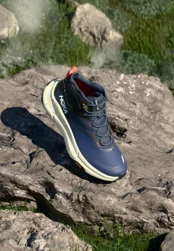 Походные кроссовки