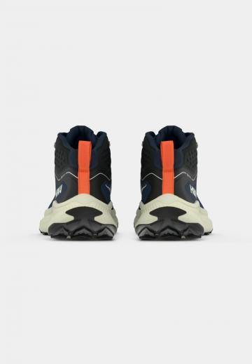 Походные кроссовки