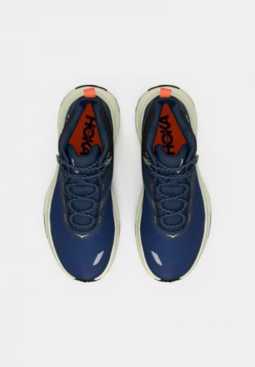 Походные кроссовки