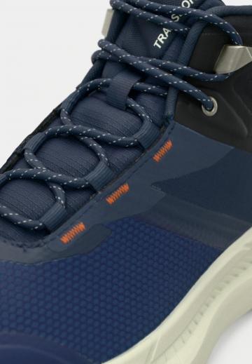 Походные кроссовки