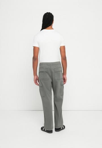 Брюки с накладными карманами