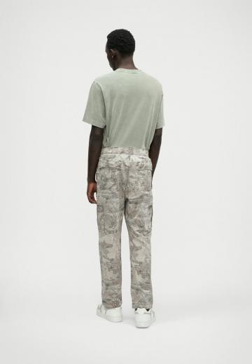 Брюки с накладными карманами