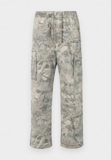 Брюки с накладными карманами