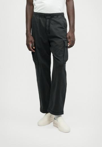 Брюки с накладными карманами