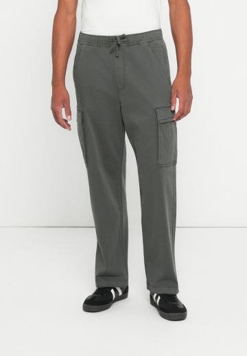Брюки с накладными карманами