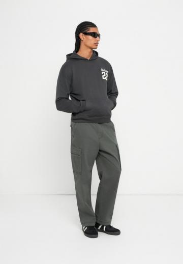 Брюки с накладными карманами