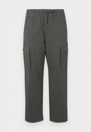 Брюки с накладными карманами