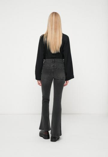 Клешеные джинсы