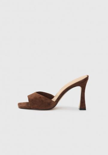 Босоножки на каблуке