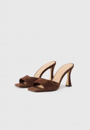 Босоножки на каблуке