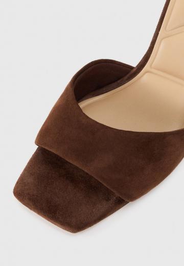 Босоножки на каблуке