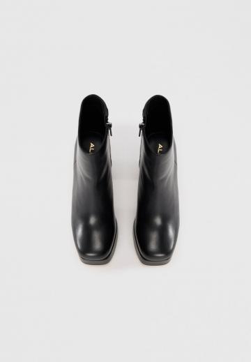 Высокие сапоги