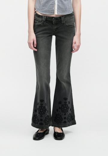 Клешеные джинсы
