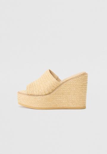 Босоножки на каблуке