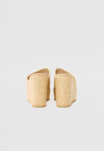 Босоножки на каблуке