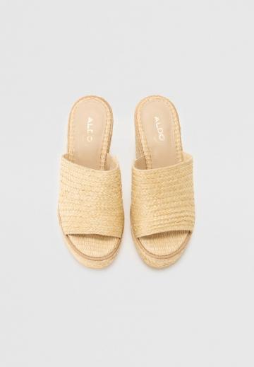 Босоножки на каблуке