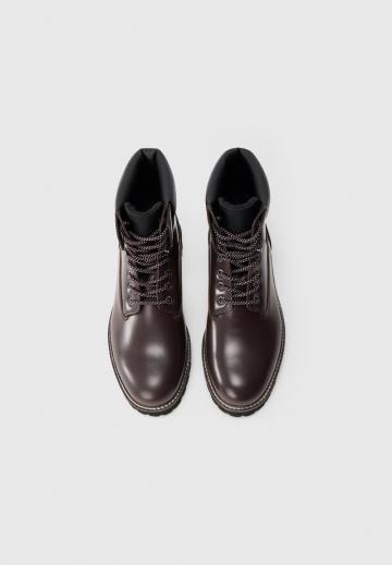 Ботинки на шнуровке