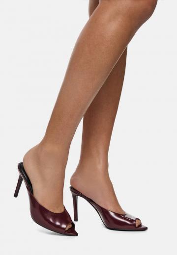 Босоножки на каблуке