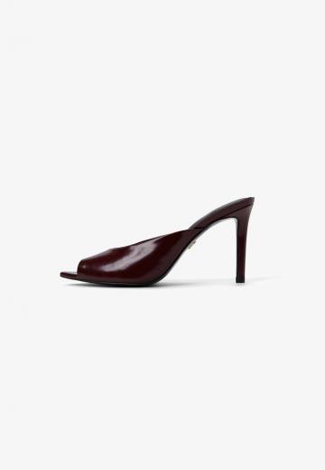 Босоножки на каблуке